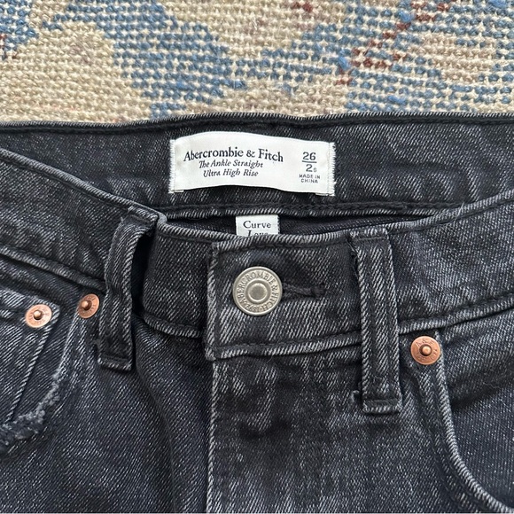 Abercrombie Ultra High Rise Ankle Straight Jeans in Ripped Black 26 Short - Picture 4 of 4